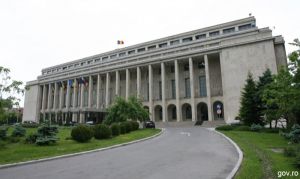 Un protestatar a ameninţat că se autoincendiază